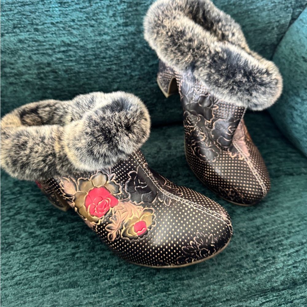 L'ATISTE Black and Red Heeled Boots with Plush Trim